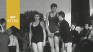 Schwimmerinnen auf dem Siegertreppchen der Norddeutschen Hallenmeisterschaften 1960  