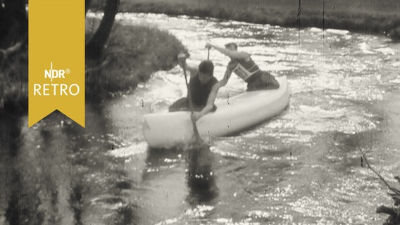 Kanuten im Zweier bei einem Wettkampf auf der Oertze 1960  