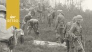 Bundeswehr-Soldaten mit Minensuchgeräten im Gelände (1960)  