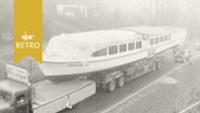 Ausflugsschiff "Gremsmühlen" wird auf einer kleinen Landstraße per Schwertransporter überführt (1960)  