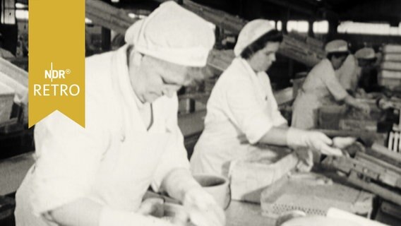 Frauen bei der Arbeit in einer Fischfabrik (1965)  