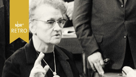 Maria Meyer-Sevenich bei der Vereidigung als erste Ministerin in Niedersachsen 1965  