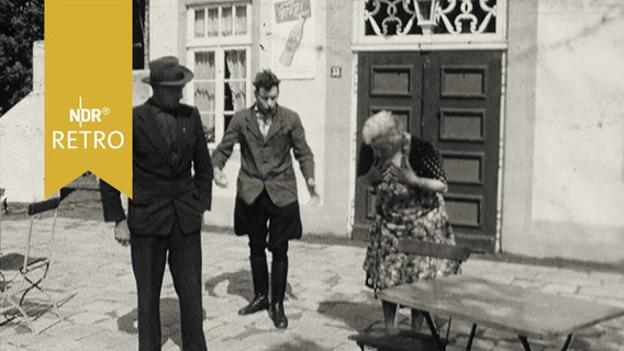 Szene aus dem Theaterstück "För de Katt" auf der Freilichtbühne in Wiesmoor 1961  