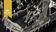 Drei frierende junge Frauen auf einem Motivwagen mit Strandkorb aus Scharbeutz beim Lübecker Stadtfest 1961  