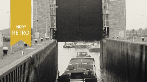 Frachtschiff verlässt Emsschleuse bei Meppen (1961)  