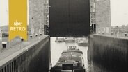 Frachtschiff verlässt Emsschleuse bei Meppen (1961)  