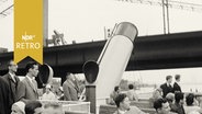 Schornstein des Raddampfers "Hugo Basedow" wird nach Passage einer Brücke wieder aufgerichtet (1961)  