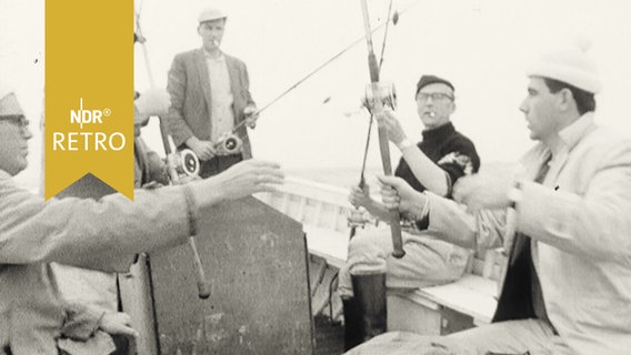 Sportfischer beim Vorbereiten der Angeln auf einem Boot (1961)  