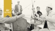Sportfischer beim Vorbereiten der Angeln auf einem Boot (1961)  