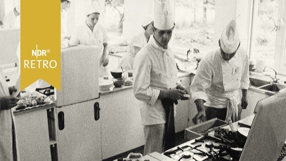 Zahlreiche Köche in einer Großküche beim Kochwettbewerb 1961  