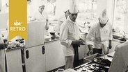 Zahlreiche Köche in einer Großküche beim Kochwettbewerb 1961  