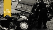 Totalschaden an einer Ente im Verkehrsunfall in Hamburg 1961  