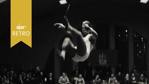Kunstturner Helmut Bantz beim Salto (1961)  