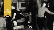 Tänzer in der Garderobe beim Aufwärmen (1961)  