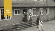 Herbergseltern winken Wanderern nach, die das Hans Breuer-Haus verlassen (1960)  