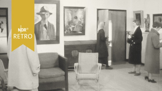 Besucherinnen in einem Ausstellungsraum in Haus Seebüll 1960  