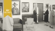 Besucherinnen in einem Ausstellungsraum in Haus Seebüll 1960  
