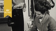 Françoise Gilot beim Signieren ihres Skandalbuches "Leben mit Picasso" 1965  