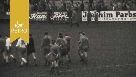 Spieler des LBV Phönix Lübeck verlassen am 19.04.1960 nach der verlorenen Partie gegen Werder Bremen den Platz, das letzte Mal in der Vereinsgeschichte als Mannschaft der obersten Fußball-Liga  