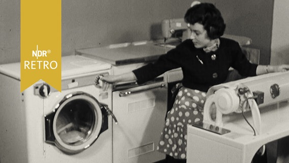 1960: Die "moderne Hausfrau" zwischen Waschmaschine und Heißmangel  