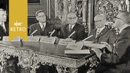 Vier Bildungspolitiker aus Norddeutschland: Günther Rönnebeck, Heinrich Landahl, Edo Osterloh und Willy Dehnkamp bei einer Diskussion mit Journalist Dr. L. H. Lorenz im Schloss Bückeburg 1960  