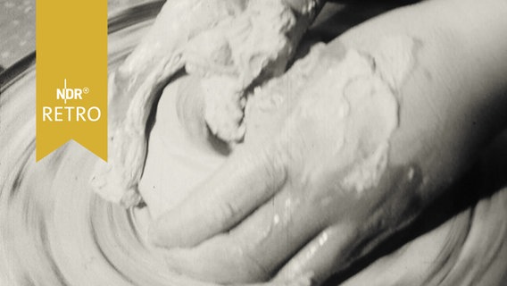 Hände bei der Arbeit mit Ton auf einer Töpferscheibe (1961)  