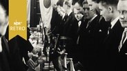Szudenten der "Nautischen Kameradschaft" in Lübeck beim Stiftungsfest 1961 an einem langen Tisch  