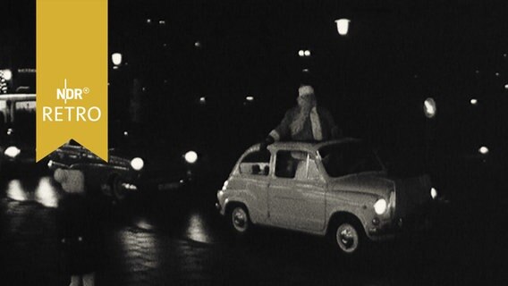 Weihnachtsmann im offenen PKW bei nächtlichem Autokorso durch Bremerhaven 1961  