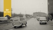 PKW bei Fahrt um eine Kurve in der Stadt am Kantstein (rutschend) - 1961  