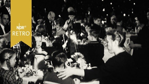 Geladene Kinder beim großen Weihnachtsmahl im Hamburger Rathaus 1961  