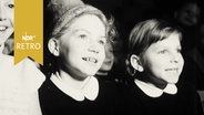 Drei Kinder sehen begeistert (ein Theaterstück - nicht im Bild) 1961  