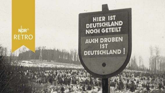 Schild an der innerdeutschen Grenze 1961 "Hier ist Deutschland noch geteilt. Auch drüben ist Deutschland"  