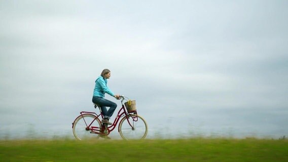 Heike Götz fährt auf dem Fahrrad  