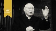 Der chinesische Kardinal Thomas Tien Chen Sin segnet Gläubige vor der Wallfahrtskirche in Vechta (1962)  