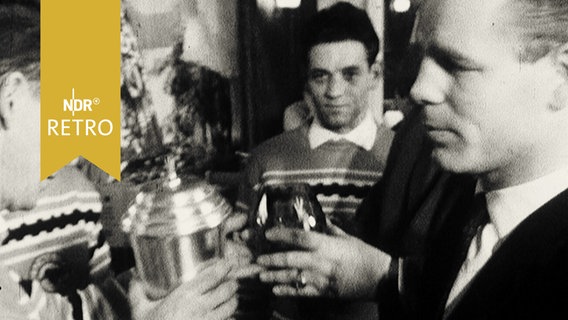 Boxer Buttje Wohlers erhält einen Pokal (1962)  