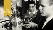 Boxer Buttje Wohlers erhält einen Pokal (1962)  