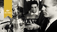 Boxer Buttje Wohlers erhält einen Pokal (1962)  