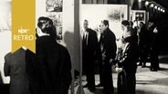 Besucher in einer Ausstellung über den Mauerbau, 1962 in Kiel  