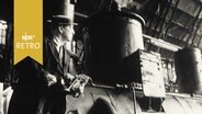 Buster Keaton auf einer Dampflok im Bremer Hauptbahnhof anlässlich seines Besuchs 1962  
