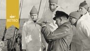 Segler lernen auf einem Segelboot die Nutzung eines Sextanten (1962)  