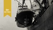 Schlepper "Zyklon" bei Verladung auf ein Frachtschiff im Hamburger Hafen 1962  