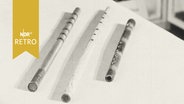 Drei Flöten aus Holz auf einem Ausstellungstisch für "Rumänische Volkskunst" 1962  