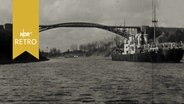 Schiff auf dem Nord-Ostsee-Kanal 1962 bei Brückenpassage  
