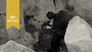 Archäologe bei der Arbeit in einem steinzeitlichen Grab 1962  