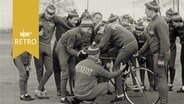 Wilhelm Thiele mit Nachwuchssportlern um ein Rennrad bei Erklärungen (1962)  