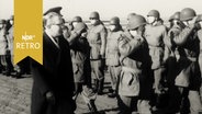 Kai Uwe von Hassel schreitet Rekruten der Bundeswehr bei ihrer Vereidigung ab (1962)  