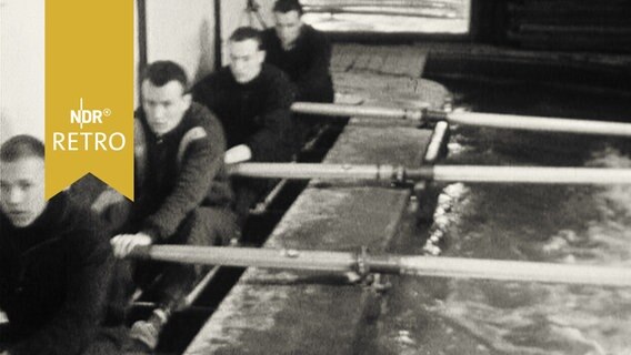 Ruderer beim Training in einer Halle in Attrappenboot 1962  
