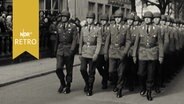 Soldaten marschieren bei einer Truppenparade durch Bückeburg (1962)  