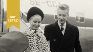 Herbert von Karajan und Ehefrau Eliette Mouret bei Ankunft auf dem Hamburger Flughafen 1962  