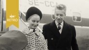 Herbert von Karajan und Ehefrau Eliette Mouret bei Ankunft auf dem Hamburger Flughafen 1962  